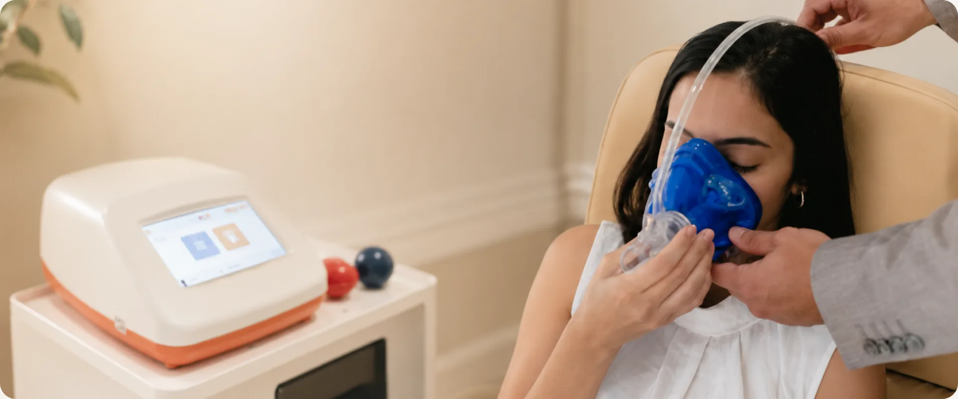Paciente realizando exame de calorimetria indireta com máscara respiratória em consultório