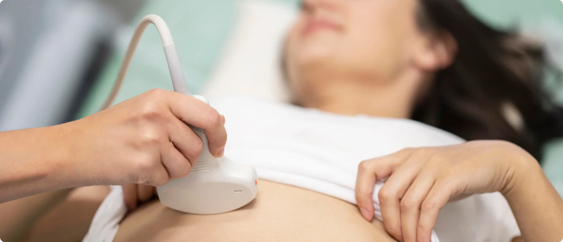 Paciente realizando ultrassonografia abdominal