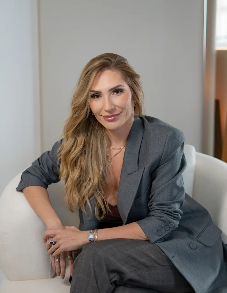 Dra. Bianka Bagatolli sentada em poltrona, sorrindo